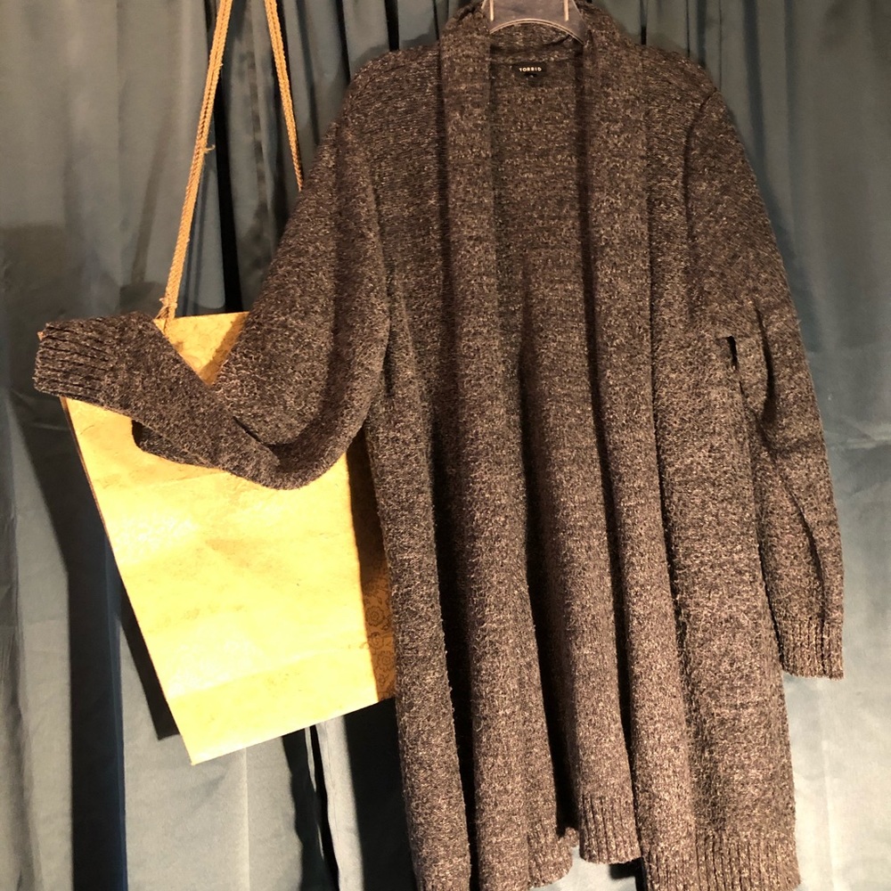 Torrid Grey and Black Sweater. (Torrid tub). Live:#32